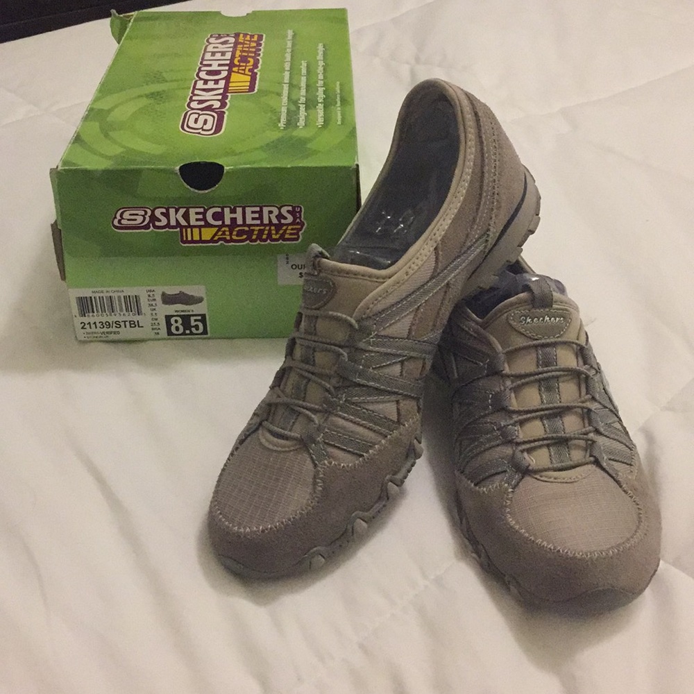 8.5 Sketchers Active slide on Tennis Shoes